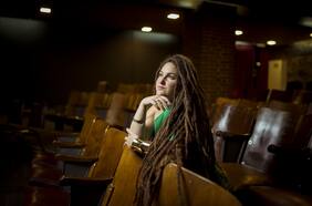 La cantante de reggae y astrónoma de U. de Valparaíso que lideró estudio mundial que desafía lo que se sabe de los agujeros negros