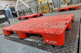 LATAM Cargo Group lanza iniciativa pionera en Chile con el uso de pallets de plástico reciclado en la operación