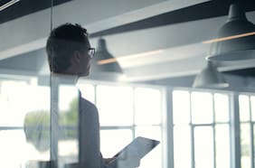 Empresas mantienen sus expectativas inflacionarias y ven al dólar como el principal factor de alza de precios