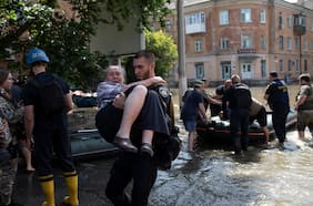 Zelensky estima que “cientos de miles” de personas no tienen “acceso normal” a agua por los daños en la represa