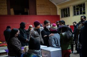 Presidente Boric visita dos albergues de la Región Metropolitana en medio de sistema frontal