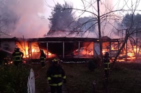 Un herido por impacto de perdigones: encapuchados atacan y queman dos viviendas, un galpón y un vehículo en Cañete