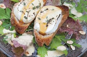 Tostadas de queso de cabra con miel y tomillo con ensalada de hojas y vinagreta de miel