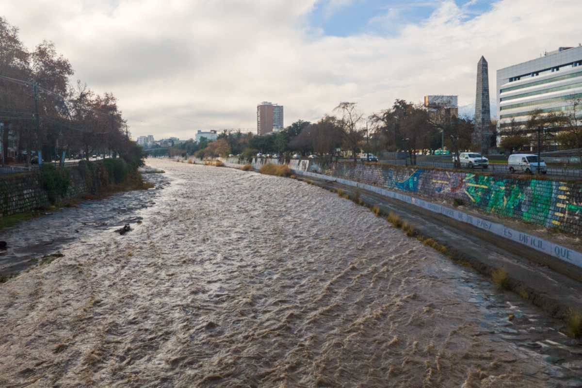 Imagen del río Mapocho, el que podría sufrir modificaciones. Foto: ATON.
