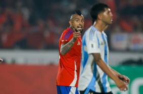 El tenso cruce de Arturo Vidal con Rodrigo de Paul que calentó el primer tiempo de la Roja ante Argentina