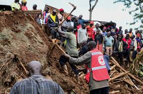 Aumentan a 20 los muertos y más de cien los desaparecidos por varios deslizamientos de tierra en Uganda