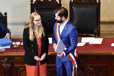 El Presidente Gabriel Boric y la presidenta del Consejo Constitucional, Beatriz Hevia, en la ceremonia de entrega de propuesta de nueva Constitución en la sede del Congreso en Santiago.