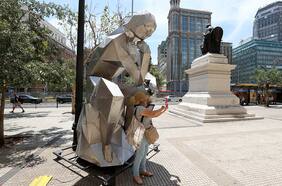 Una estatua del futuro: La misteriosa obra que dialoga con los transeúntes, gracias a la IA