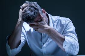 Esta es la edad en la que somos más infelices, según un estudio