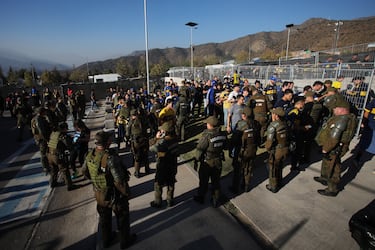 Un bus barra y cientos de autos: los detalles del masivo ingreso de los hinchas de Boca Juniors al Claro Arena