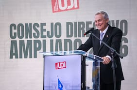 “Nos van a mirar más a nosotros que a quienes hoy gobiernan”: la advertencia de José Antonio Kast en el consejo ampliado de la UDI