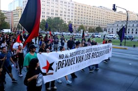 Manifestantes interrumpen tránsito en la Alameda: exigen reponer subsidios habitacionales