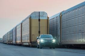 ¡La Ford F-150 eléctrica remolca 42 camionetas y un tren de 1 millón de libras!