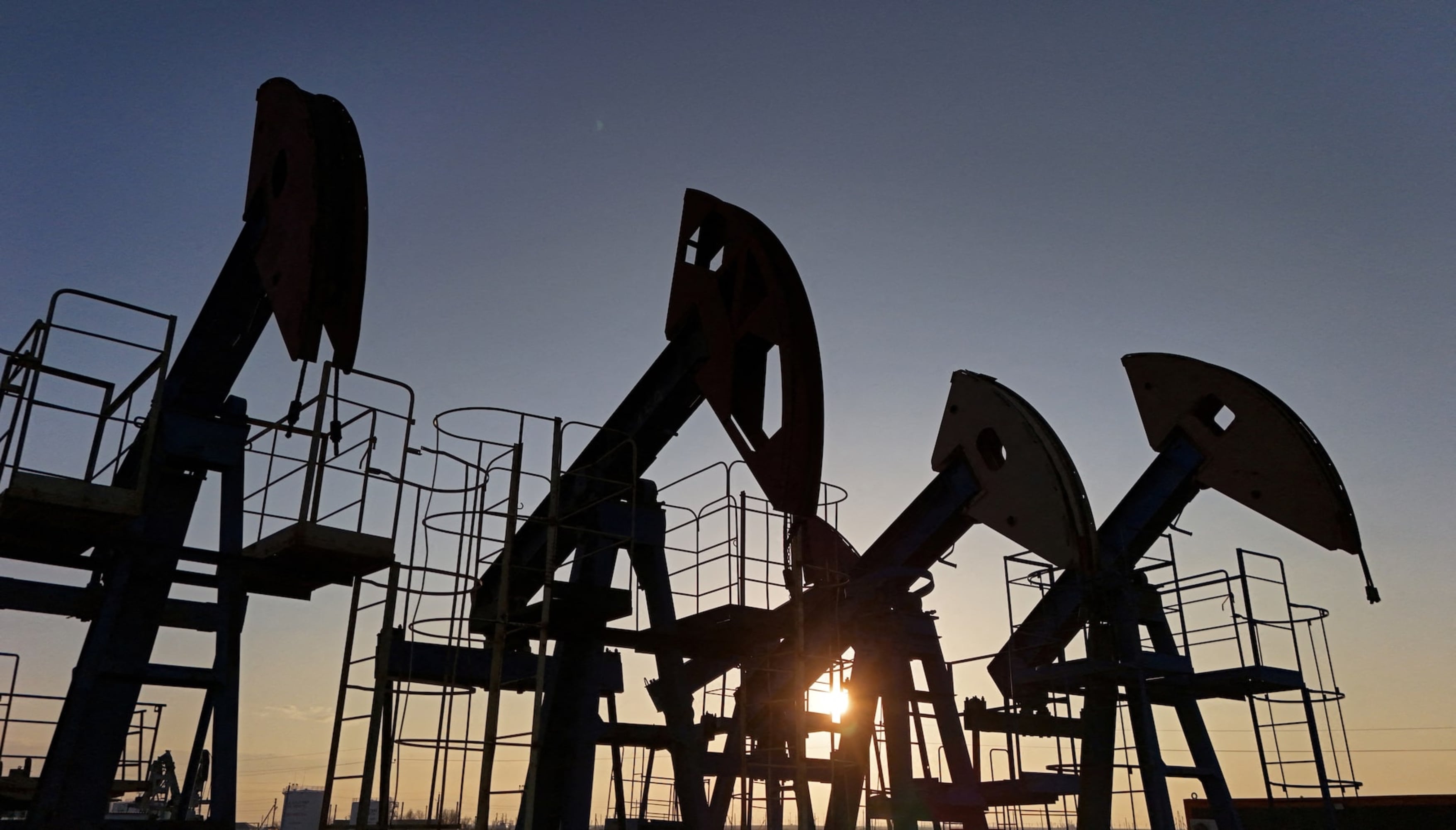 El petróleo sufre dura caída tras reporte de que Trump no quiere reanudar la guerra a gran escala con Irán