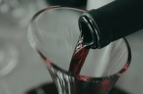 China impondrá medidas antidumping temporales a las importaciones de vino australiano