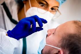 Esta no duele: China comienza pruebas de vacuna de Covid que se aplica con un spray nasal