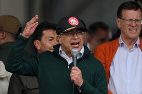 Gustavo Petro ordena bombardear a disidentes de las FARC tras ataque con drones al suroeste de Colombia