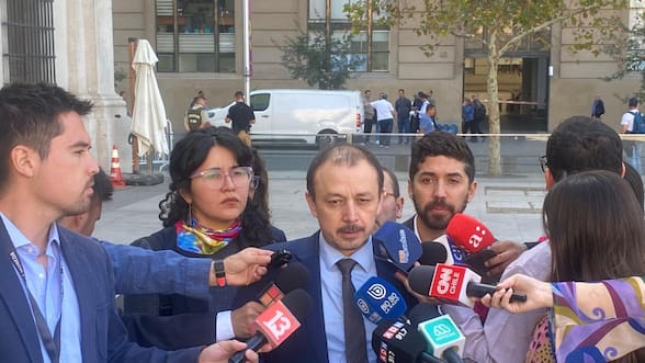 Diputados de oposición van a La Moneda para entregar carta a Kast en que piden que retire por decreto alza de los combustibles