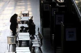 Pese a esfuerzos del gobierno y el Servel, más de 500 colegios no lograron retomar clases este lunes tras la elección