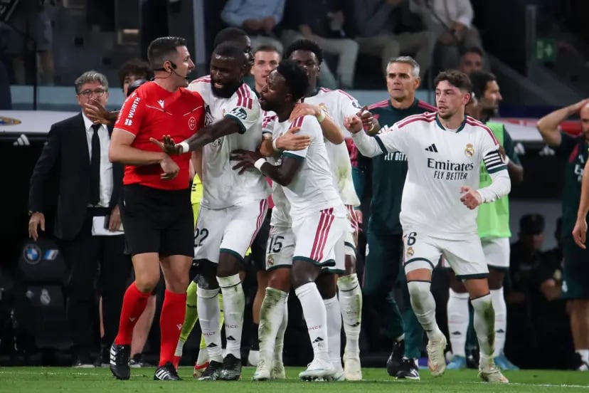 ¿Se pierde el Clásico ante Barcelona? El duro informe que complica a Vinícius tras la roja en el duelo con Villarreal