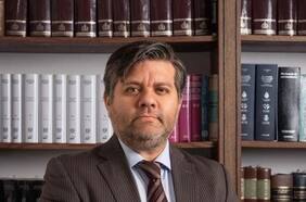 El doble rol del asesor de los diputados PS: trabaja con la Asociación de Notarios