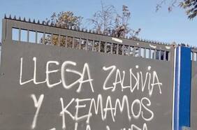 “Llega Zaldivia y quemamos...”: el desafiante mensaje que dejaron hinchas de la U en un portón del CDA
