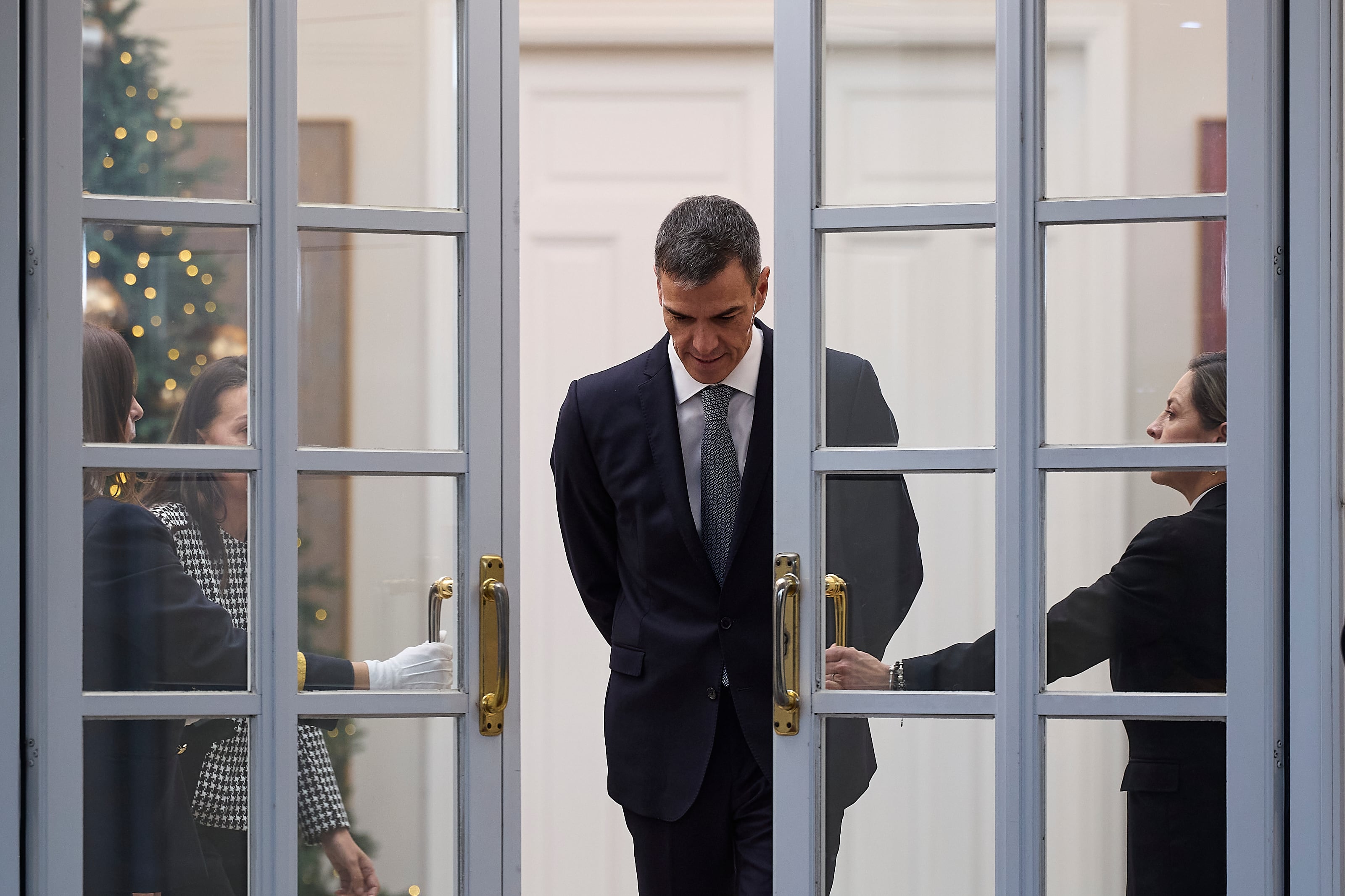 Sánchez se aferra al poder pese a los escándalos que sacuden al PSOE