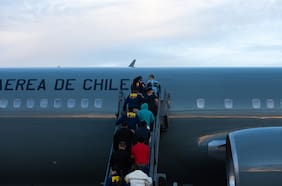 Aterriza vuelo chárter con 34 chilenos deportados desde Estados Unidos: dos contaban con orden de detención vigente