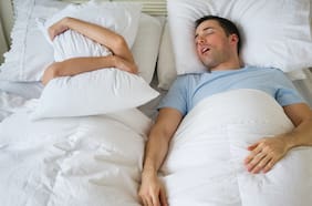 Los mejores trucos para evitar que tu pareja ronque al dormir