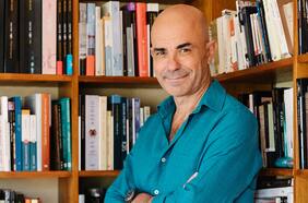 Eduardo Sacheri: “Lo que quedó de la Guerra de las Malvinas fue una fuerte humillación, culpa y un silencio blindado que duró años”