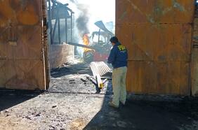 Ataque incendiario en fundo de Vilcún: sujetos dañaron nueve maquinarias e intimidaron a familia y cuidador del lugar