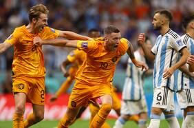 Weghorst critica a Messi tras el “qué miras, bobo”: “Me dijo palabras irrespetuosas y eso me decepciona”