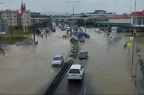 Sistema frontal deja calles inundadas y autos atrapados en la Vega Monumental de Concepción