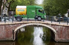 Caben 3.000 litros de la cotizada bebida: Heineken tiene el primer camión de cerveza eléctrico del mundo