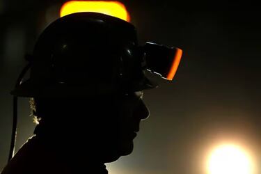 Intensa búsqueda por 13 mineros atrapados tras derrumbe en mina de oro en Rusia