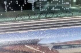 Avanza el proyecto de ley que busca eliminar la obligación de grabar la patente en los vidrios de los autos