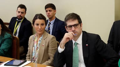 La desconocida instrucción del gobierno para frenar contrataciones y concursos en SLEPs en medio de idea de pausar proceso