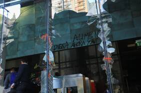 Al menos 4 detenidos: protesta de secundarios termina con destrozos en oficinas de Junaeb en el centro de Santiago