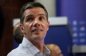 Michael Clark pide a la justicia dejar sin efecto oficio de la CMF que lo obliga a lanzar OPA por Azul Azul