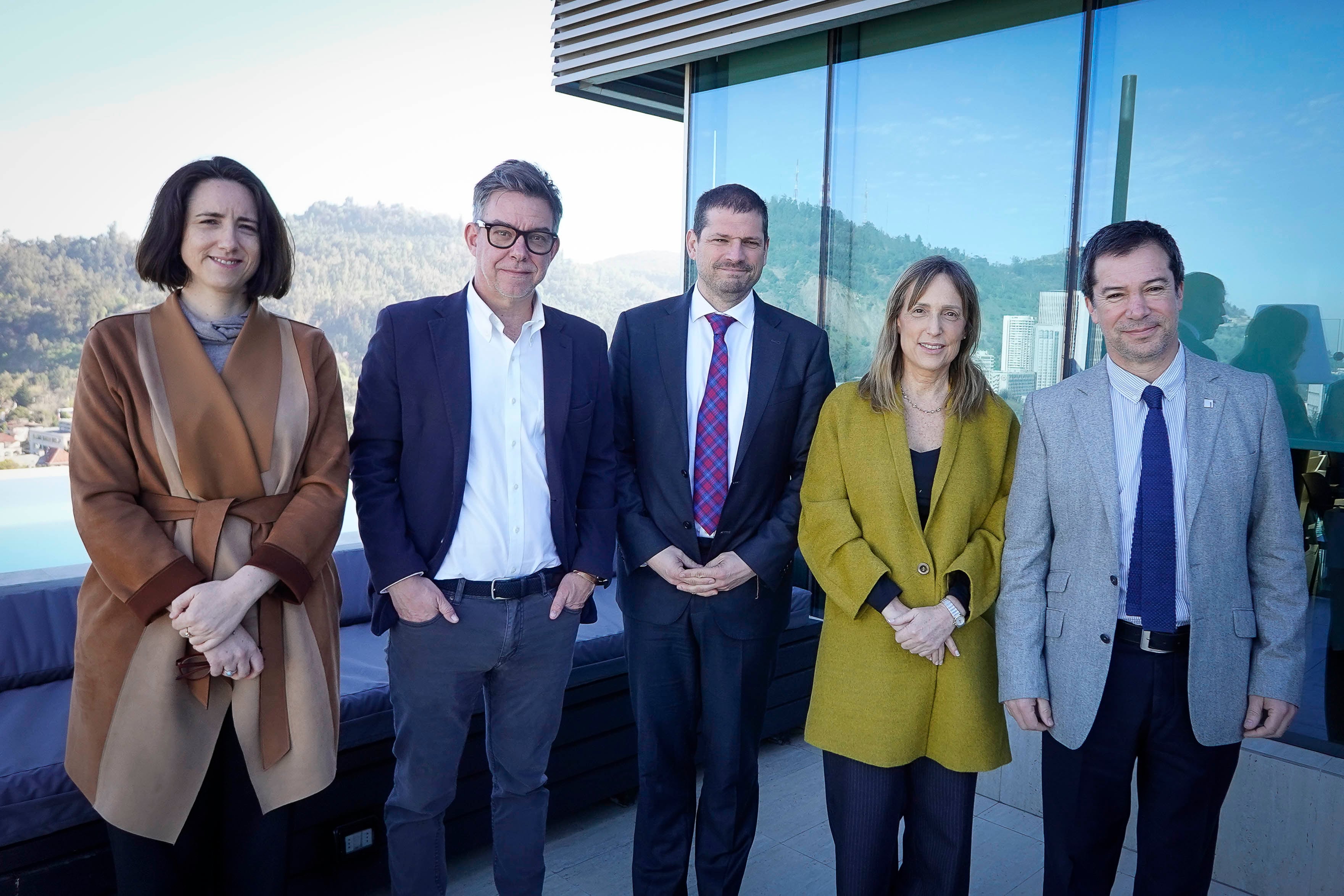 Maria del Carmen Rodríguez, directora Radio Duna; Renato Fernández, gerente de Asuntos Corporativos y Sostenibilidad Grupo Falabella; José Luis Santa María, director Diario La Tercera; Karen Thal, presidenta del Directorio de Cadem y Lucas Palacios, rector de INACAP.