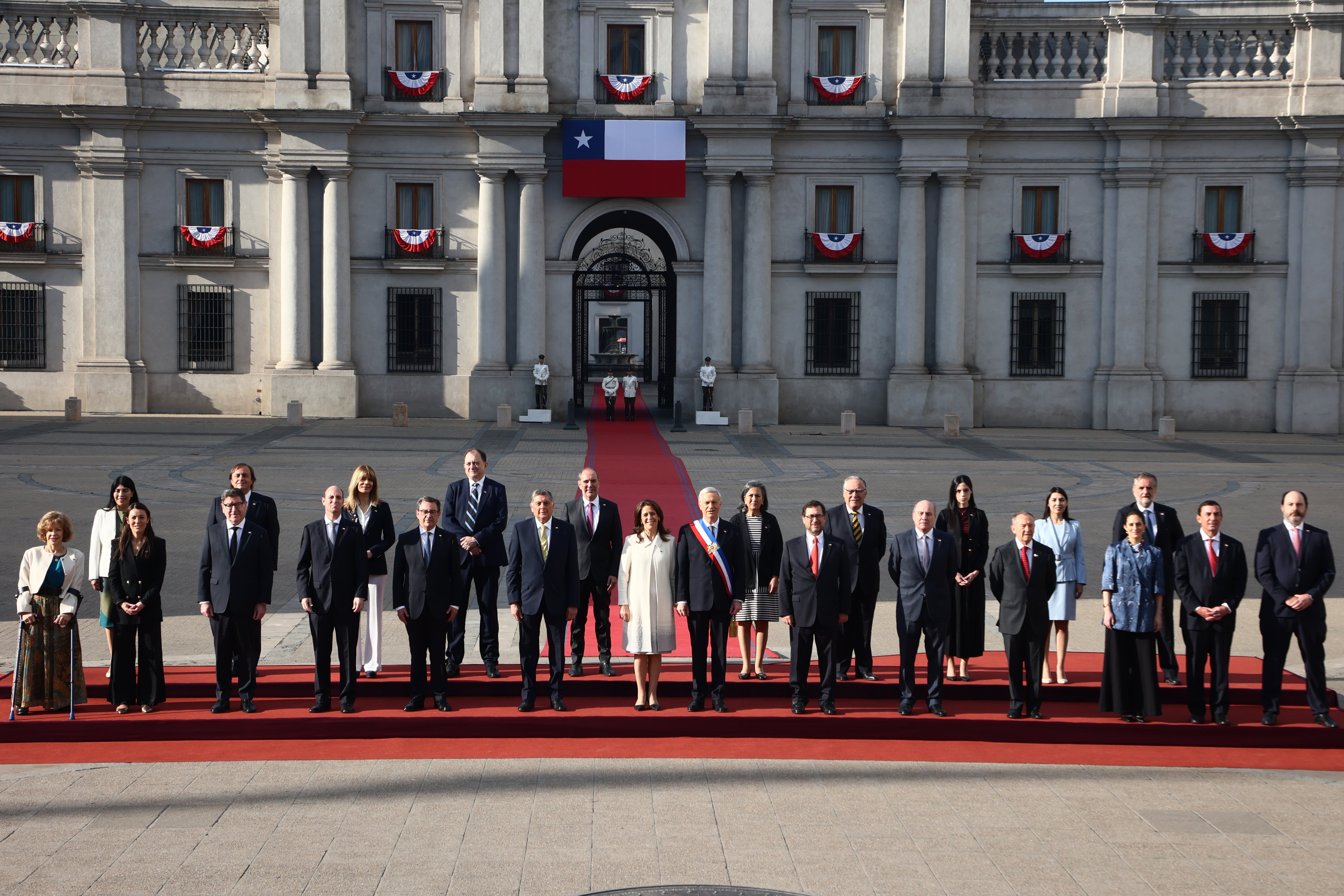 El Presidente de la República, José Antonio Kast, participa en tradicional sesión de fotos oficiales con ministros y subsecretarios en la Plaza de la Constitución y el Patio de los Cañones.