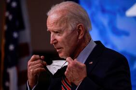 EE.UU. podría autorizar quitarse las mascarillas al aire libre