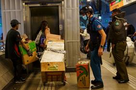 “¿Que no estaban prohibidos?”: pese a nueva norma carros y yeguas persisten en las estaciones de Metro