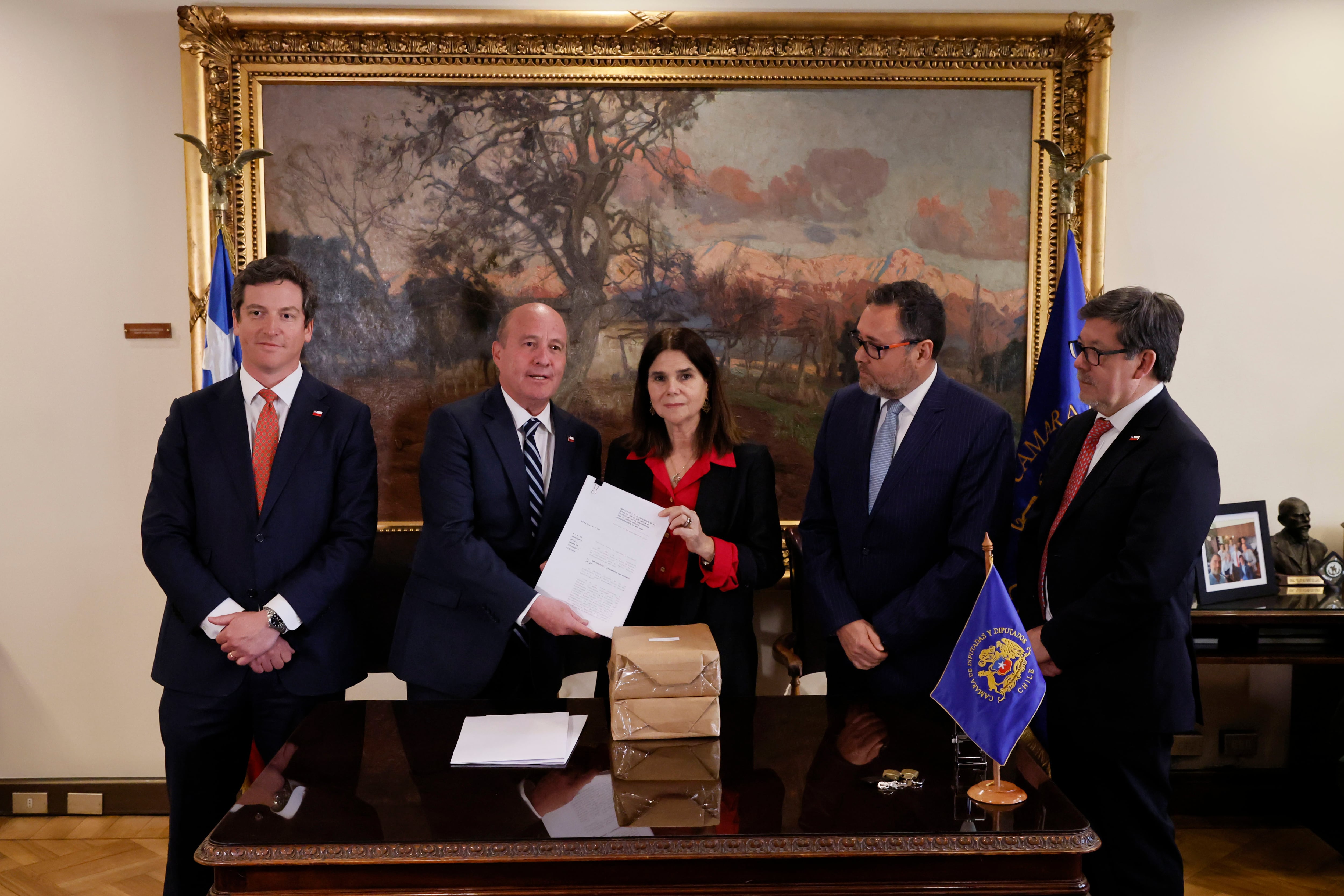 Valparaiso, 30 de septiembre 2026
El ministro de Hacienda, Jorge Quiroz, junto al director de presupuestos, Jose Pablo Gomez, realiza entrega formal del proyecto de Ley de Presupuestos 2027 en el Congreso Nacional
Sebastian Cisternas/Aton Chile
