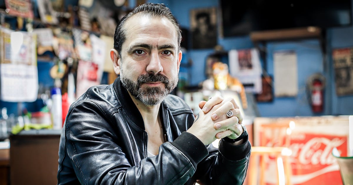 Músico chileno Angelo Pierattini sufre grave accidente automovilístico y se encuentra en coma inducido