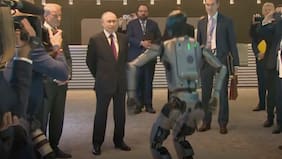 El primer robot con IA en Rusia bailó para Vladimir Putin: así fue la reacción del mandatario