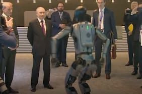 El primer robot con IA en Rusia bailó para Vladimir Putin: así fue la reacción del mandatario