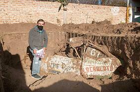 Mientras movían tierra para la construcción de una piscina, encontraron enterrado un Ford de competición