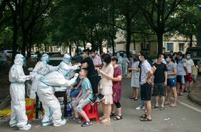 El Covid vuelve a su posible origen: Distrito de Wuhan confina a sus habitantes por primera vez desde 2020