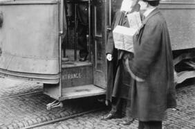 Sin distancia física, con vinagre y mentol, con celebración del 18 y sin suspender clases: así se vivió la gripe española en Chile